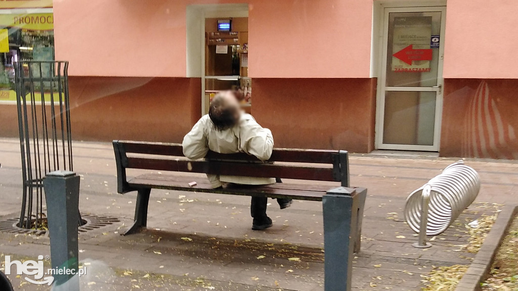 Alkoholowy problem w centrum Mielca