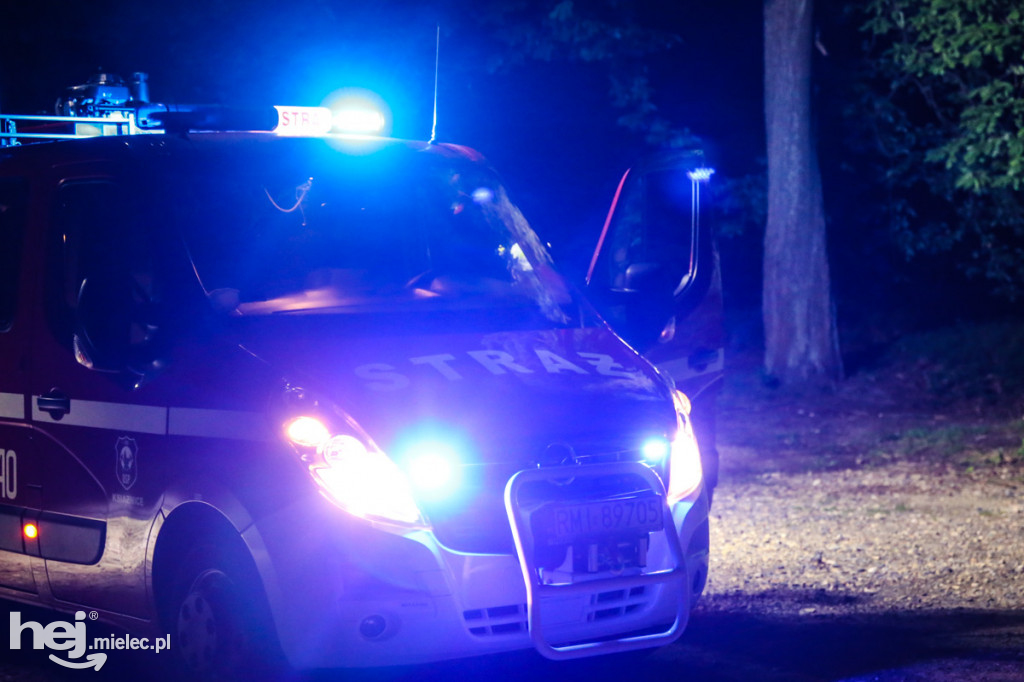 Nocne poszukiwania kobiety w lesie szydłowieckim