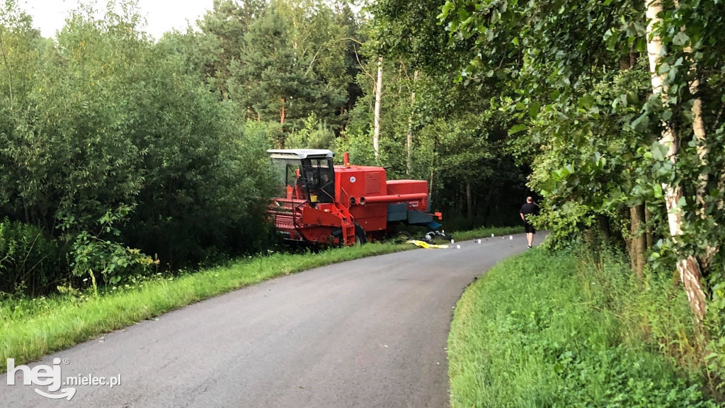 Motocyklista zginął pod kombajnem