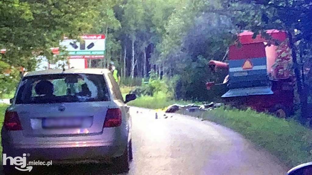 Motocyklista zginął pod kombajnem