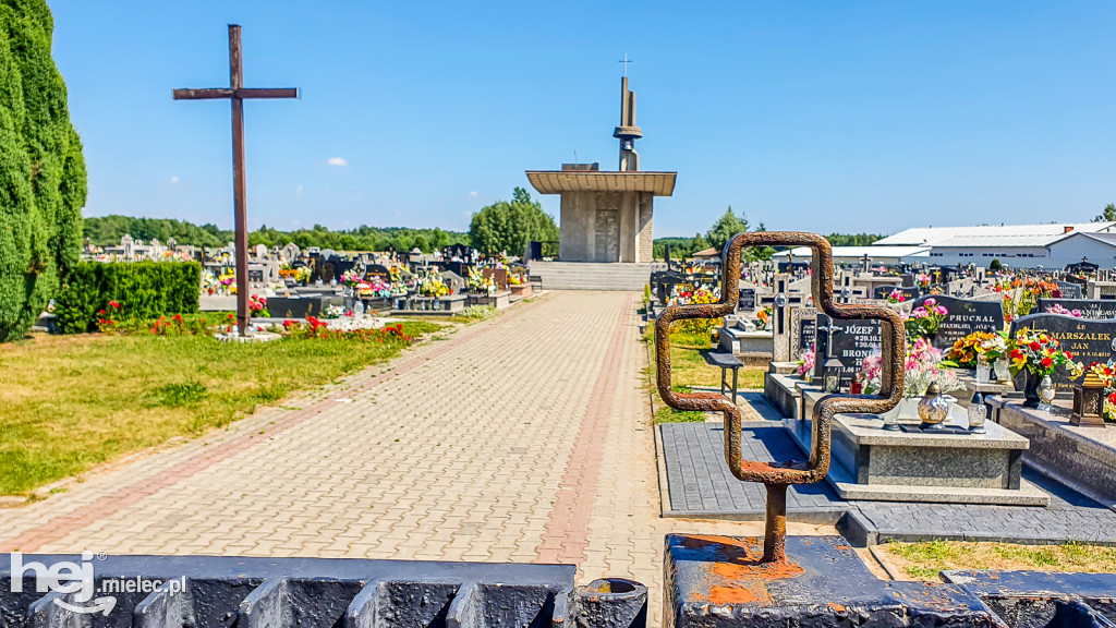Kolejna dewastacja na cmentarzu w Dobryninie
