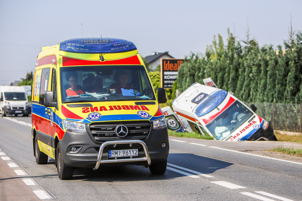 Wypadek z udziałem karetki w Woli Mieleckiej