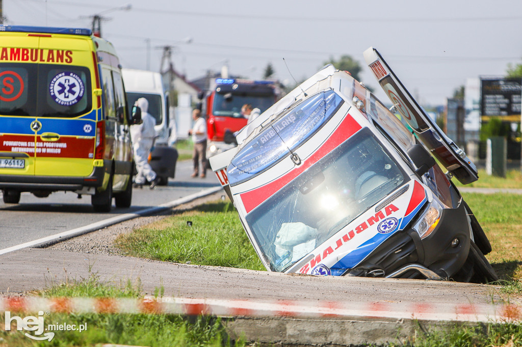 Wypadek z udziałem karetki w Woli Mieleckiej