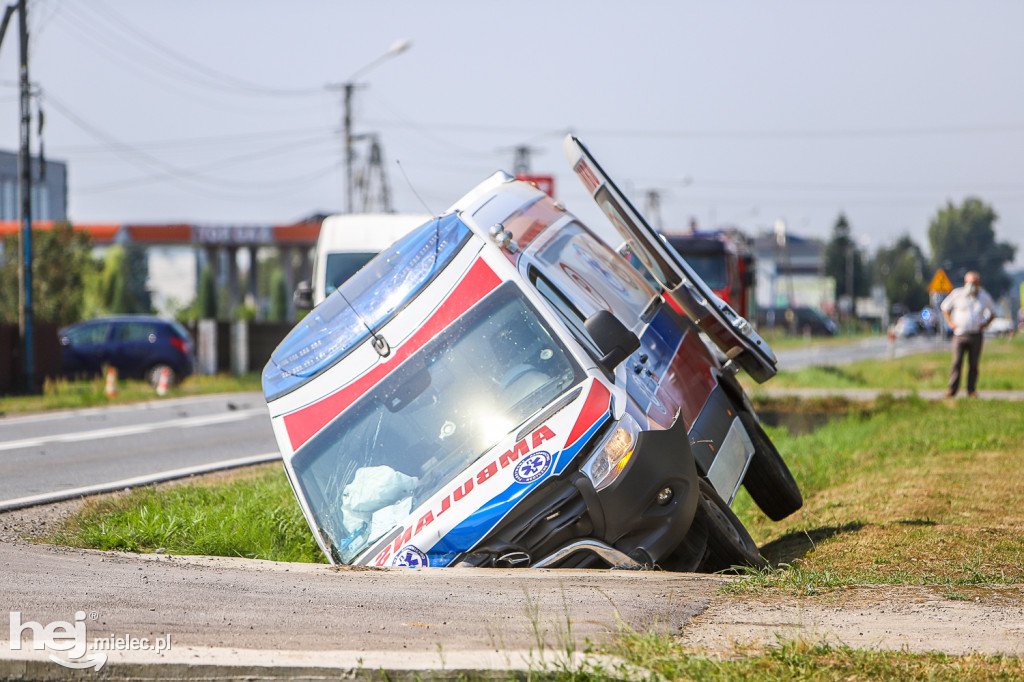Wypadek z udziałem karetki w Woli Mieleckiej
