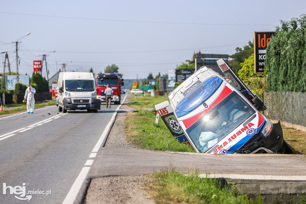 Wypadek z udziałem karetki w Woli Mieleckiej