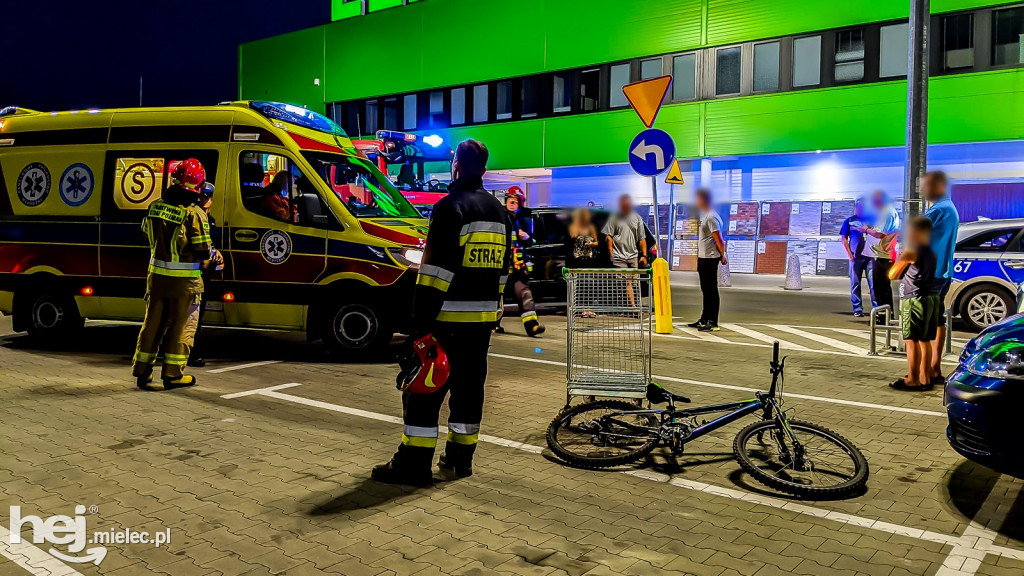 Nastoletni rowerzysta potrącony pod centrum handlowym
