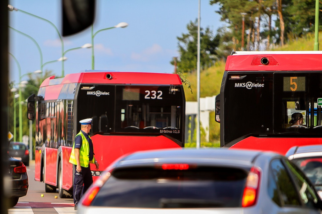 Wypadek w centrum miasta. Autobus MKS i rowerzystka