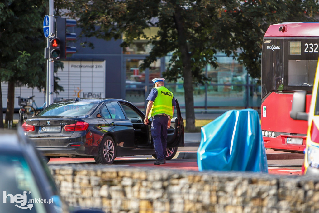Wypadek w centrum miasta. Autobus MKS i rowerzystka