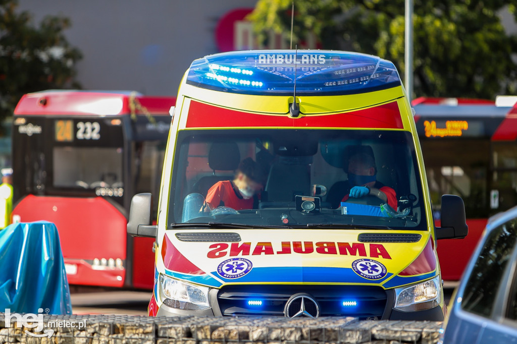 Wypadek w centrum miasta. Autobus MKS i rowerzystka