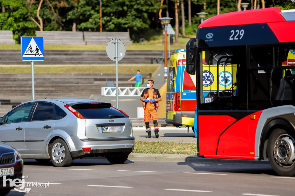 Wypadek w centrum miasta. Autobus MKS i rowerzystka