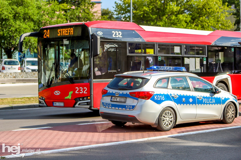 Wypadek w centrum miasta. Autobus MKS i rowerzystka