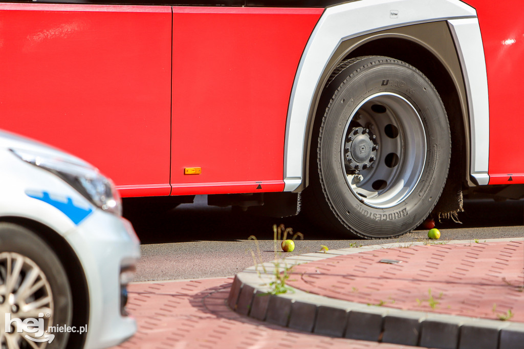 Wypadek w centrum miasta. Autobus MKS i rowerzystka