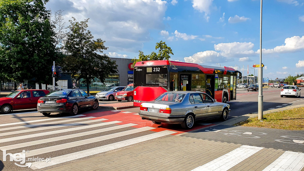 Wypadek w centrum miasta. Autobus MKS i rowerzystka
