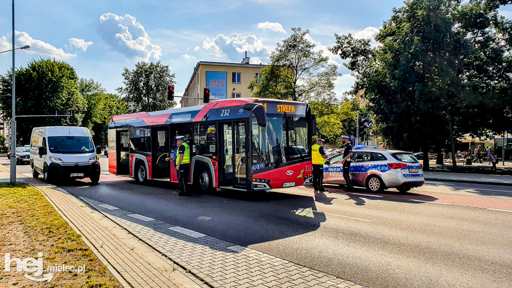 Wypadek w centrum miasta. Autobus MKS i rowerzystka