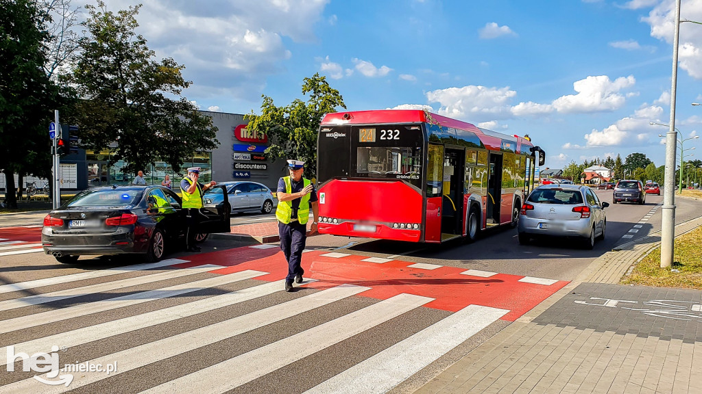 Wypadek w centrum miasta. Autobus MKS i rowerzystka