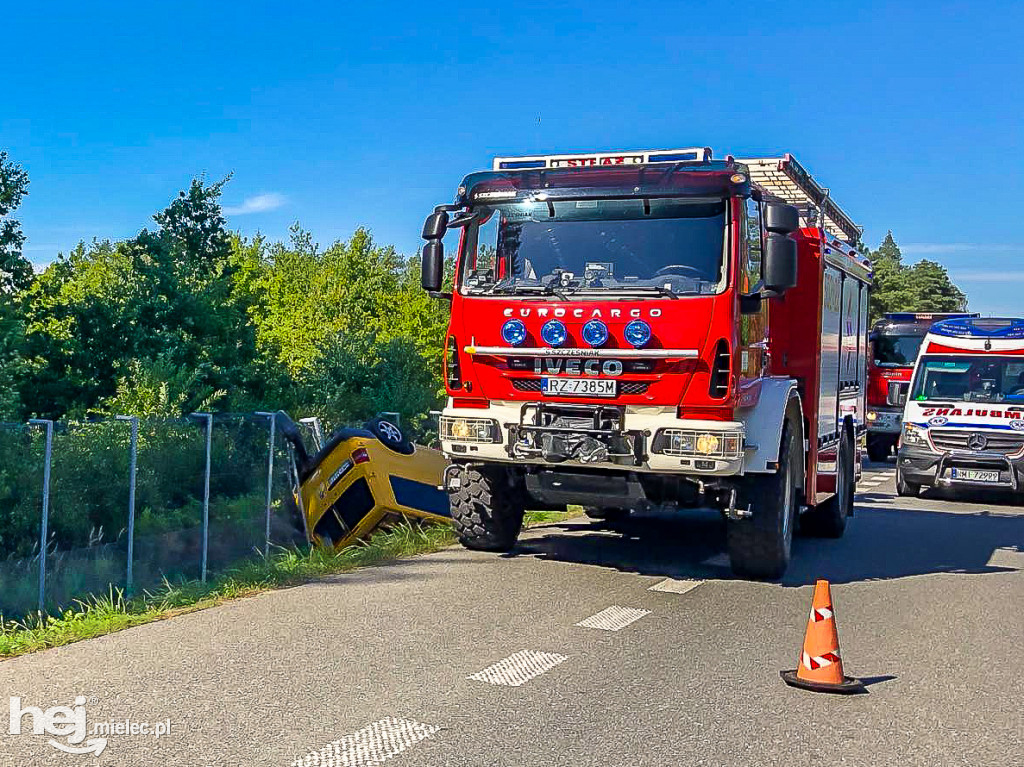 Bus dachował na obwodnicy Mielca