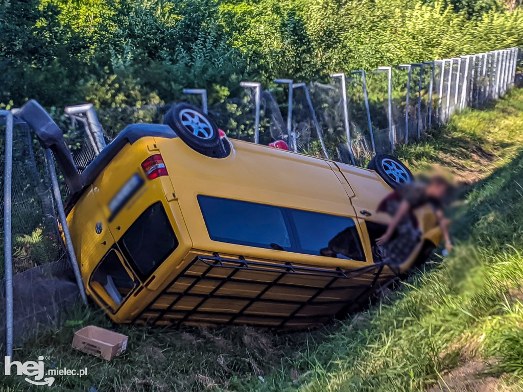 Bus dachował na obwodnicy Mielca