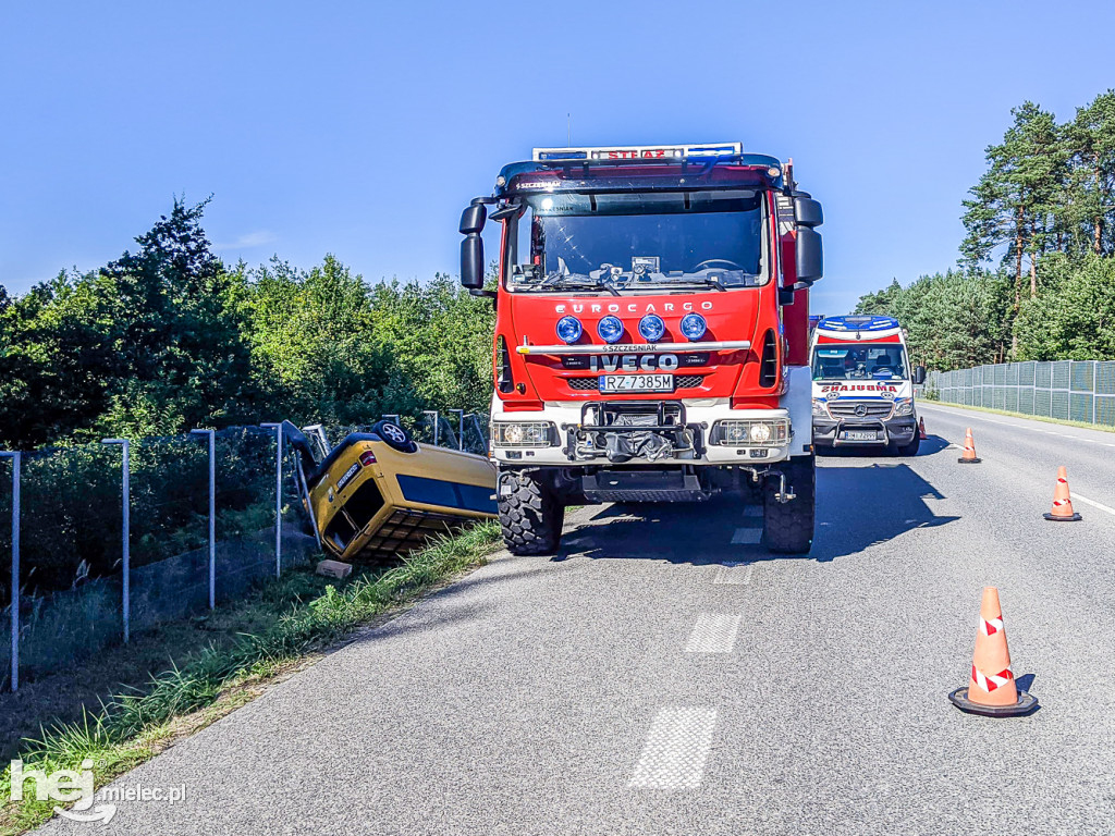 Bus dachował na obwodnicy Mielca