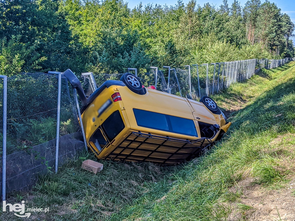 Bus dachował na obwodnicy Mielca