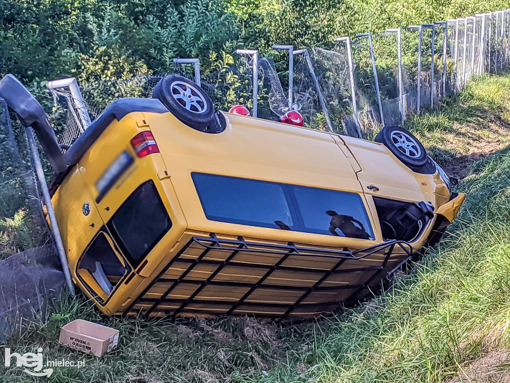 Bus dachował na obwodnicy Mielca