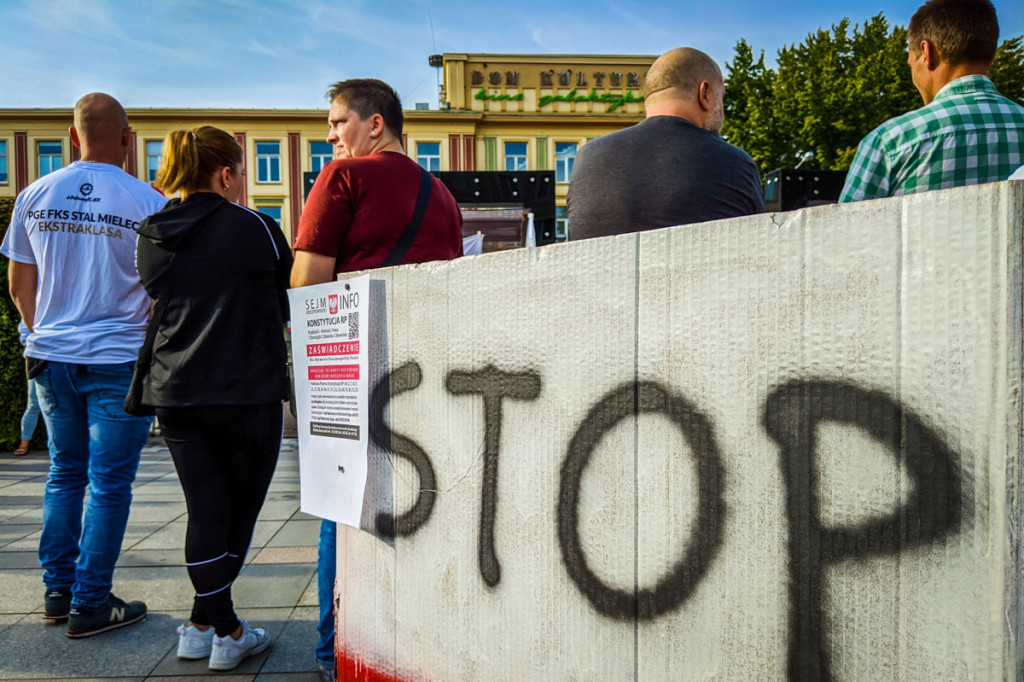 Protest przeciw epidemicznym obostrzeniom