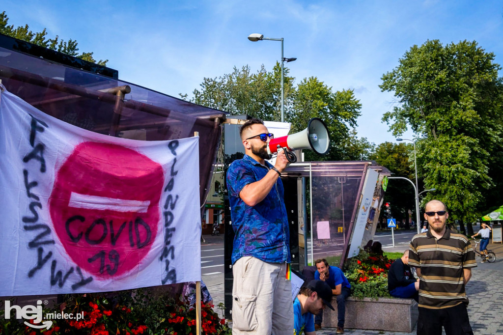 Protest przeciw epidemicznym obostrzeniom