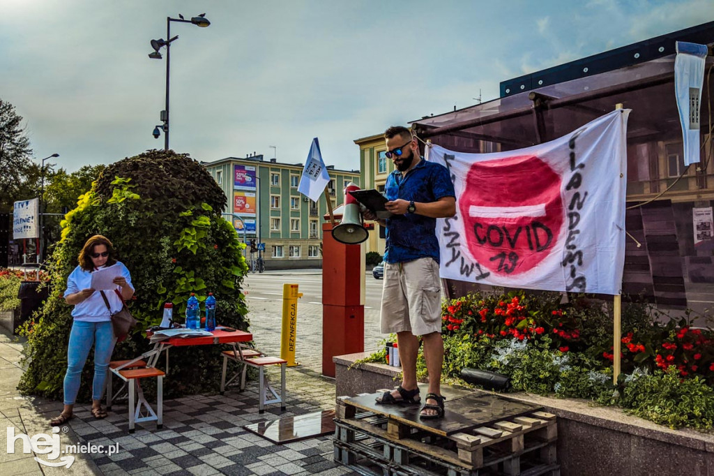 Protest przeciw epidemicznym obostrzeniom