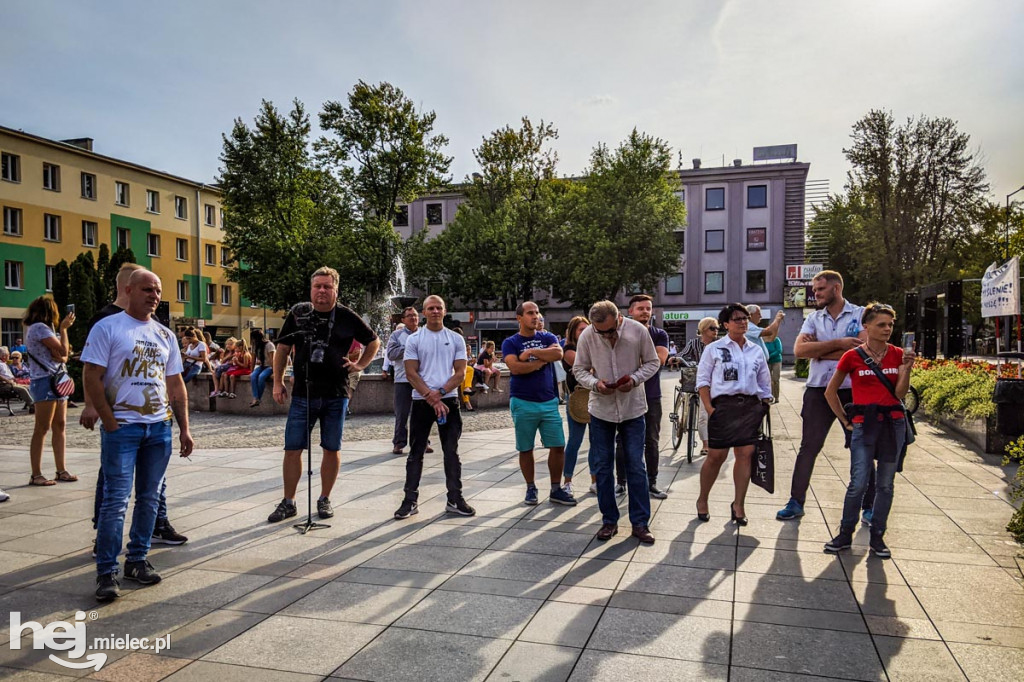 Protest przeciw epidemicznym obostrzeniom