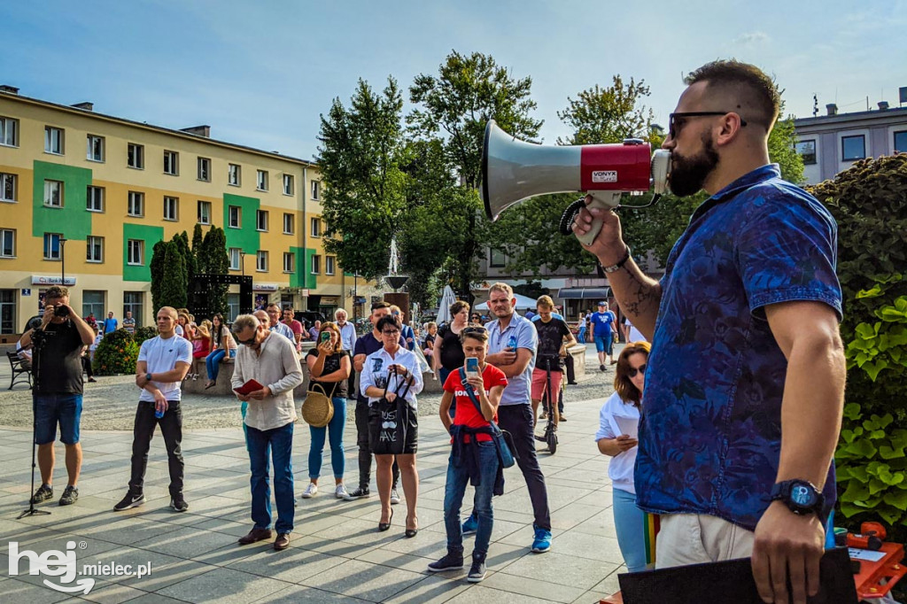 Protest przeciw epidemicznym obostrzeniom