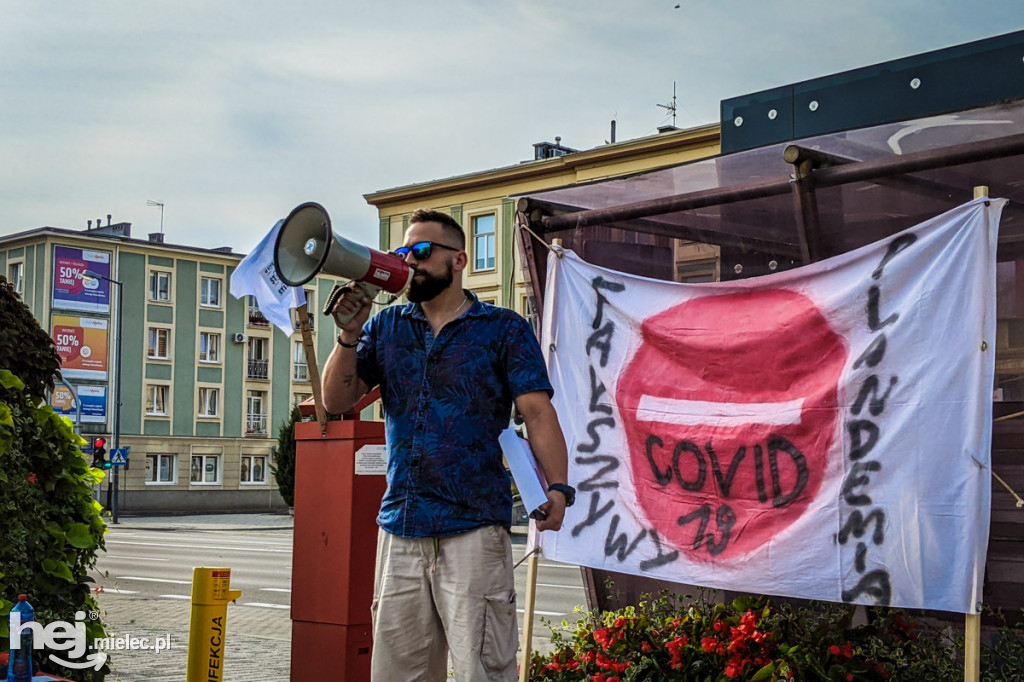 Protest przeciw epidemicznym obostrzeniom