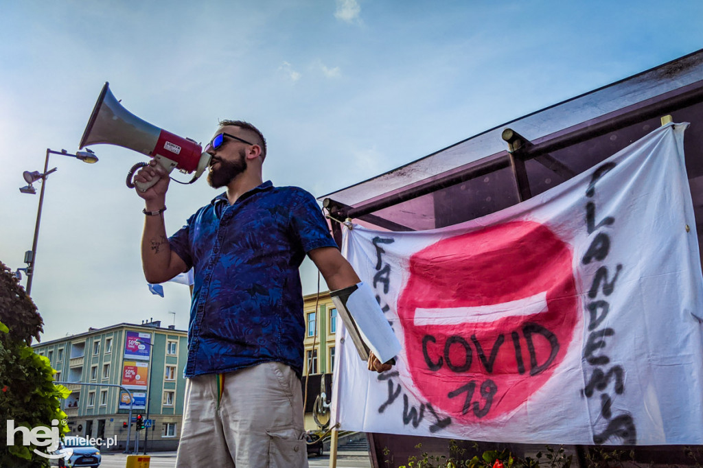 Protest przeciw epidemicznym obostrzeniom