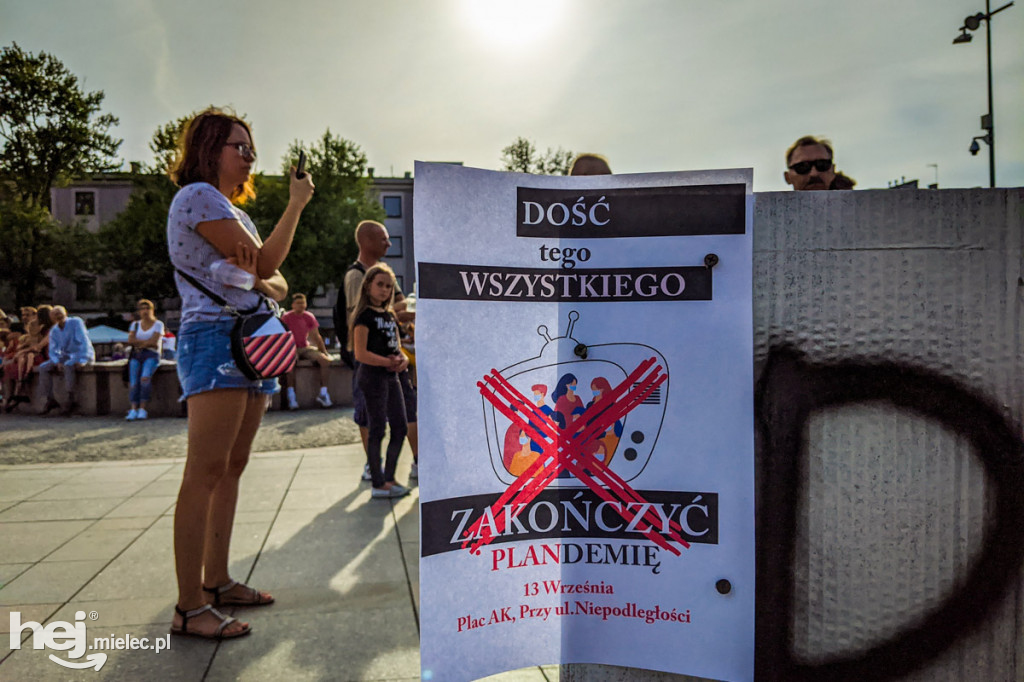 Protest przeciw epidemicznym obostrzeniom