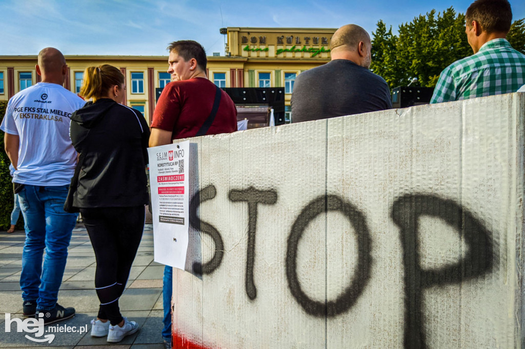 Protest przeciw epidemicznym obostrzeniom