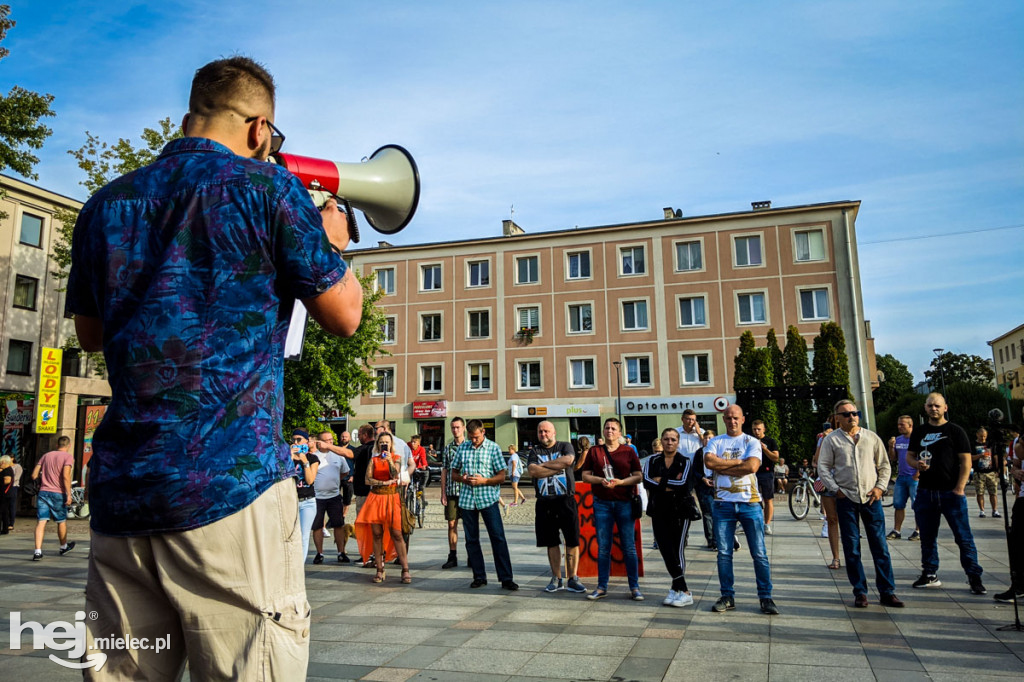 Protest przeciw epidemicznym obostrzeniom
