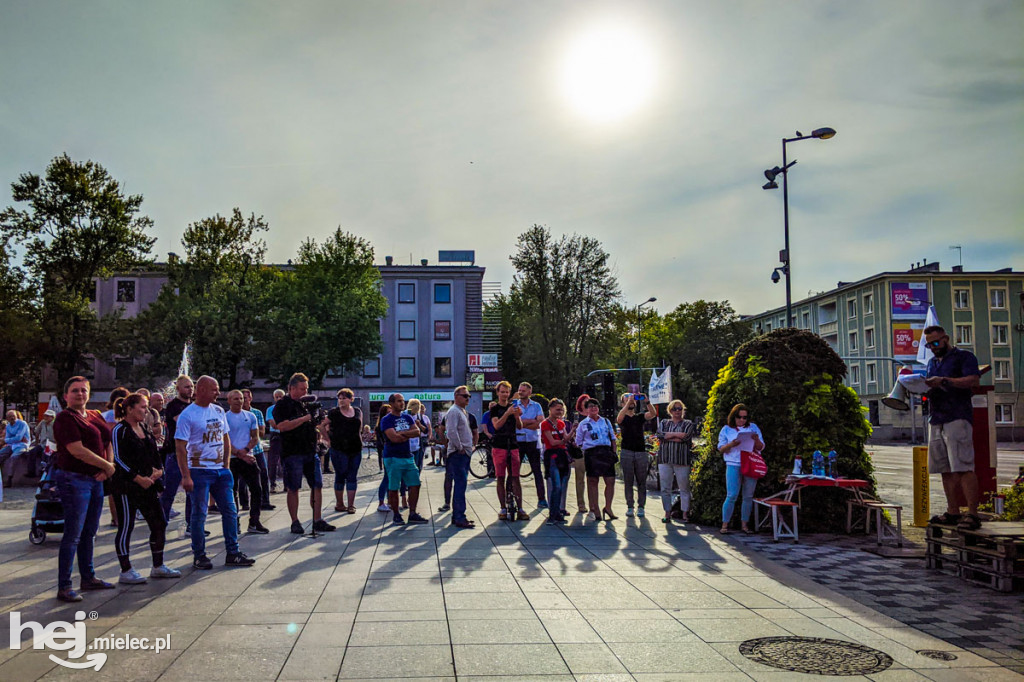 Protest przeciw epidemicznym obostrzeniom