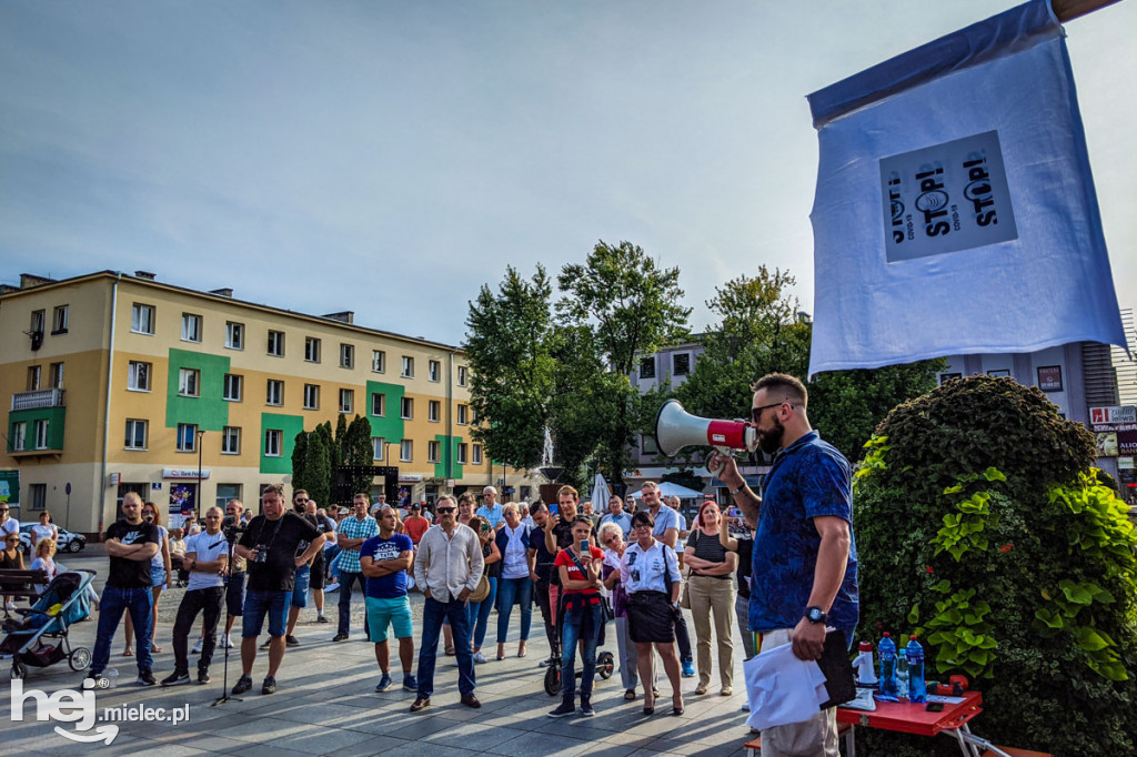 Protest przeciw epidemicznym obostrzeniom