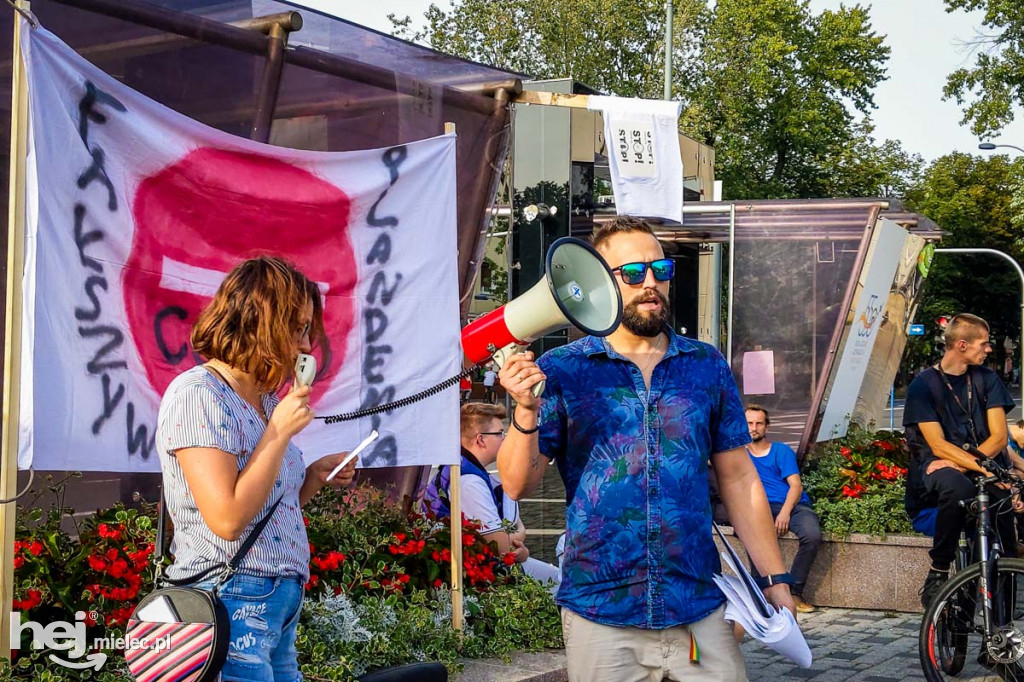 Protest przeciw epidemicznym obostrzeniom