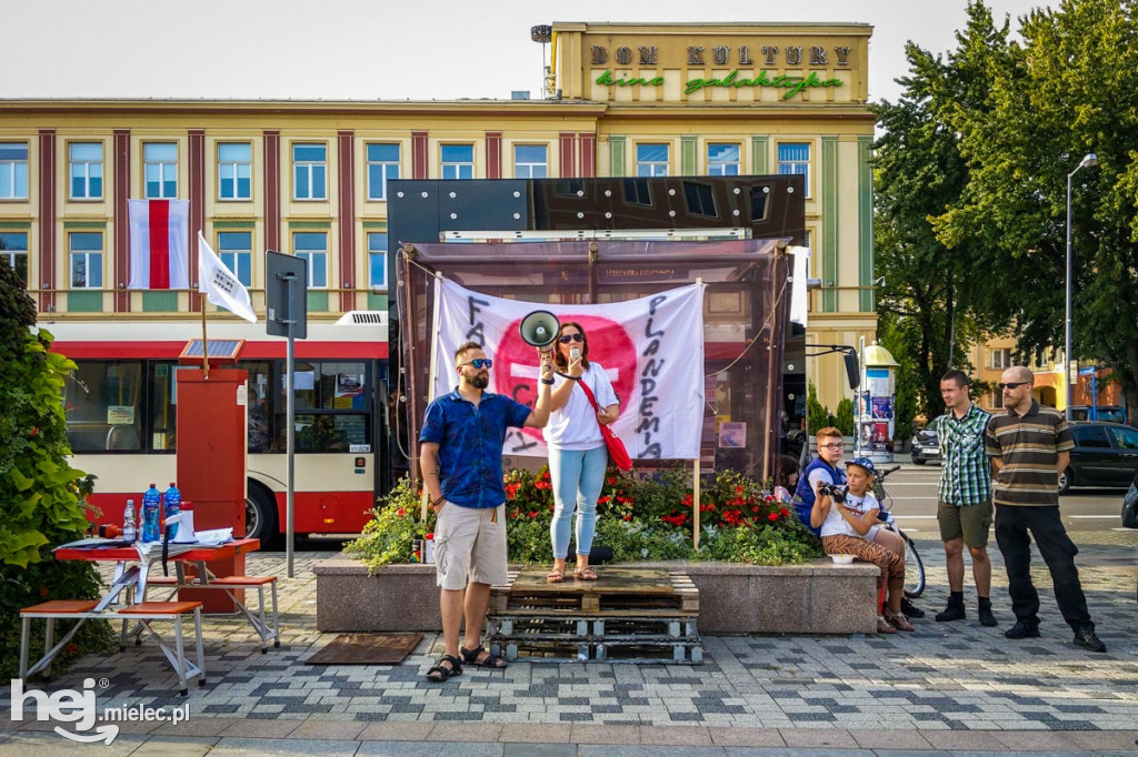 Protest przeciw epidemicznym obostrzeniom
