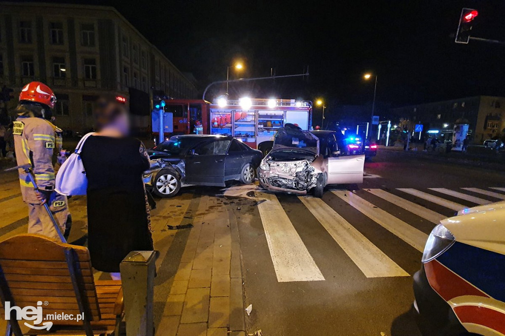 Zderzenie dwóch osobówek na al. Niepodległości