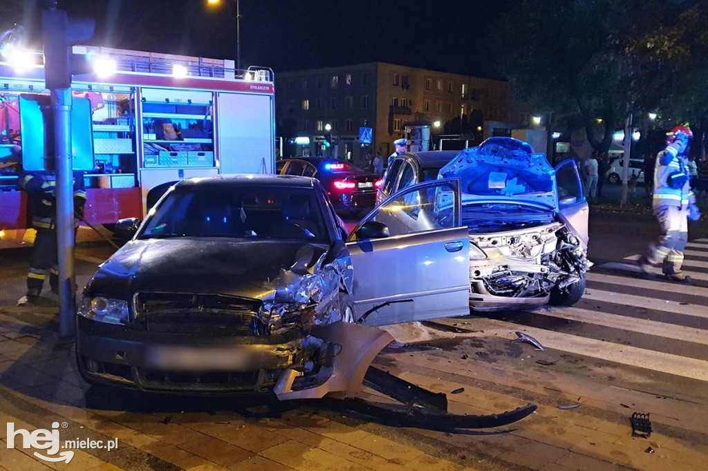 Zderzenie dwóch osobówek na al. Niepodległości