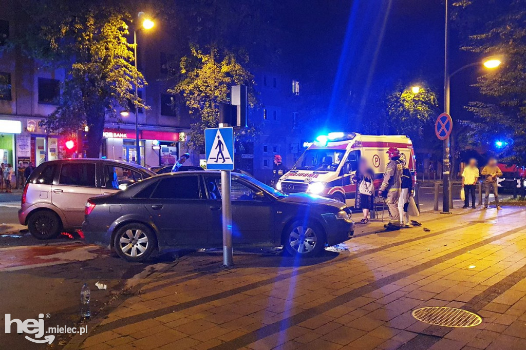 Zderzenie dwóch osobówek na al. Niepodległości