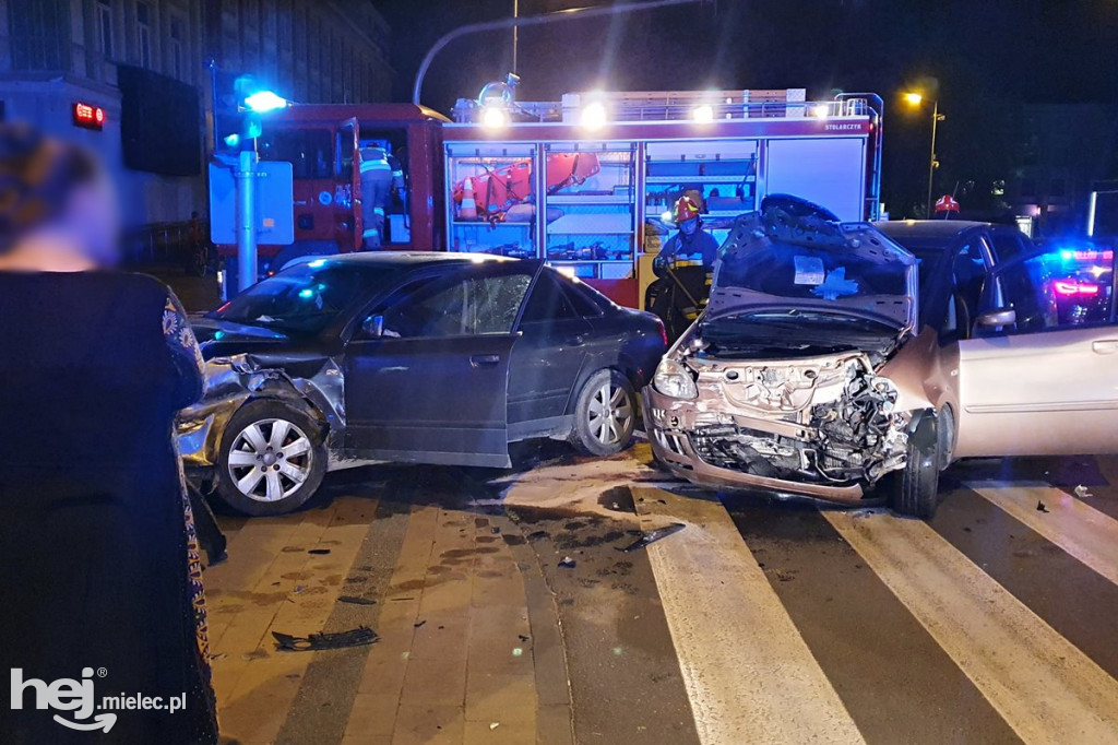 Zderzenie dwóch osobówek na al. Niepodległości
