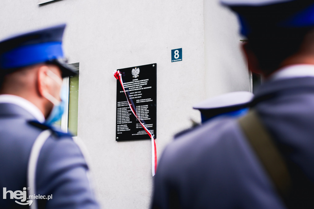 Uroczystość odsłonięcia tablicy upamiętniającej zamordowanych policjantów