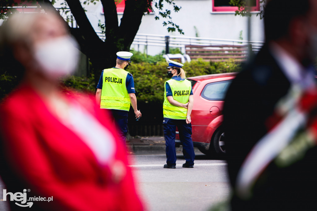 Uroczystość odsłonięcia tablicy upamiętniającej zamordowanych policjantów