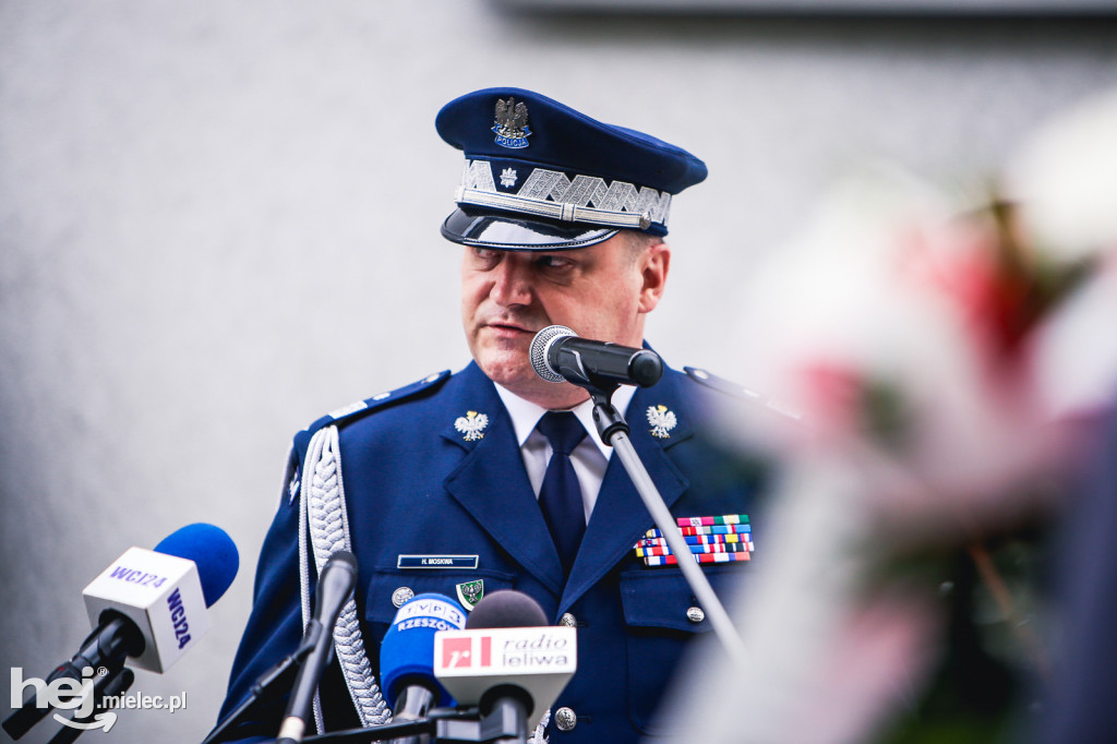 Uroczystość odsłonięcia tablicy upamiętniającej zamordowanych policjantów