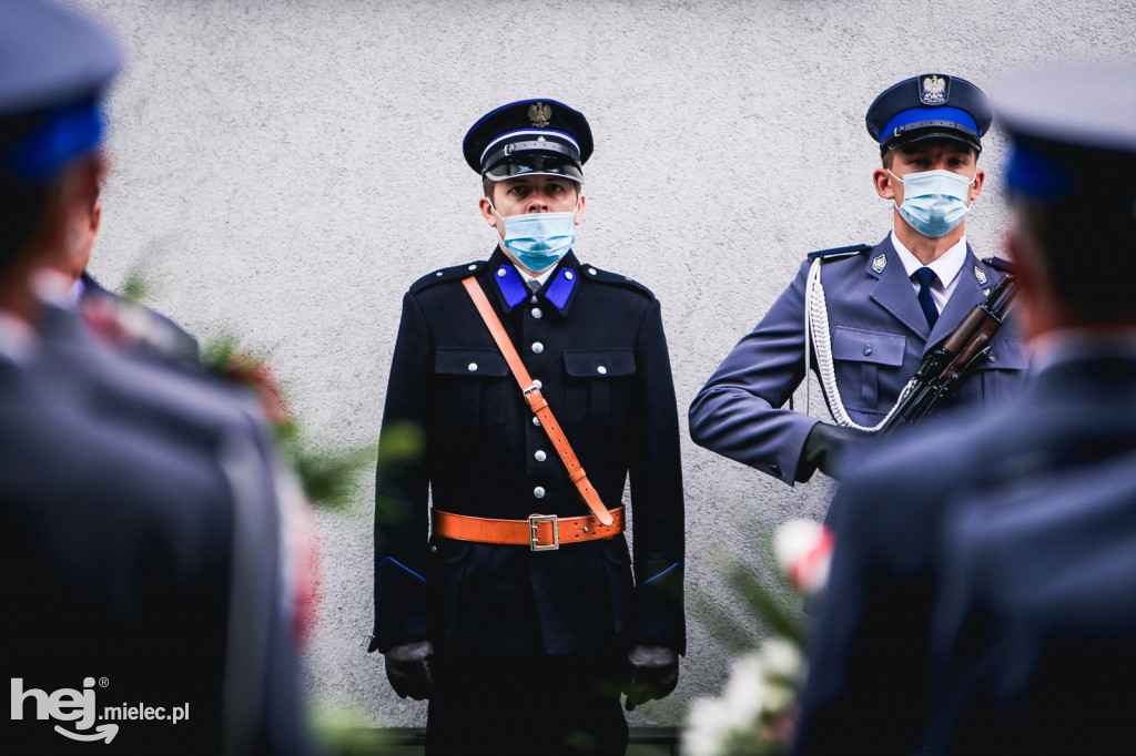Uroczystość odsłonięcia tablicy upamiętniającej zamordowanych policjantów