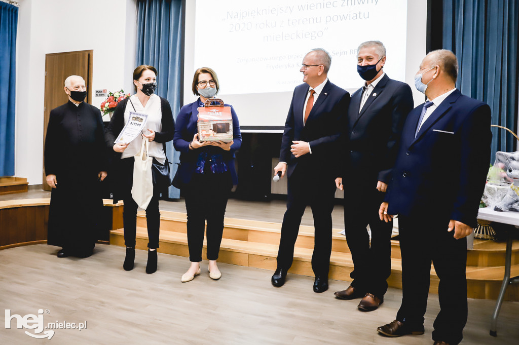 Poseł Fryderyk Kapinos nagrodził najpiękniejsze wieńce żniwne z powiatu mieleckiego