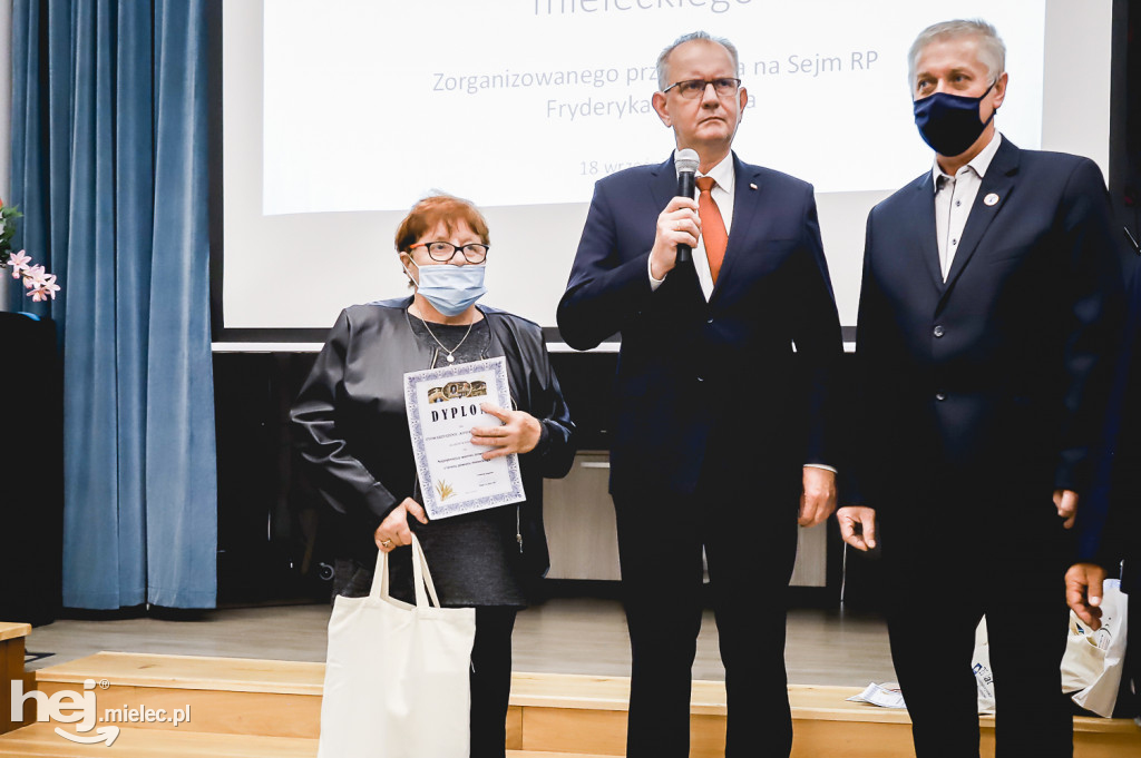 Poseł Fryderyk Kapinos nagrodził najpiękniejsze wieńce żniwne z powiatu mieleckiego