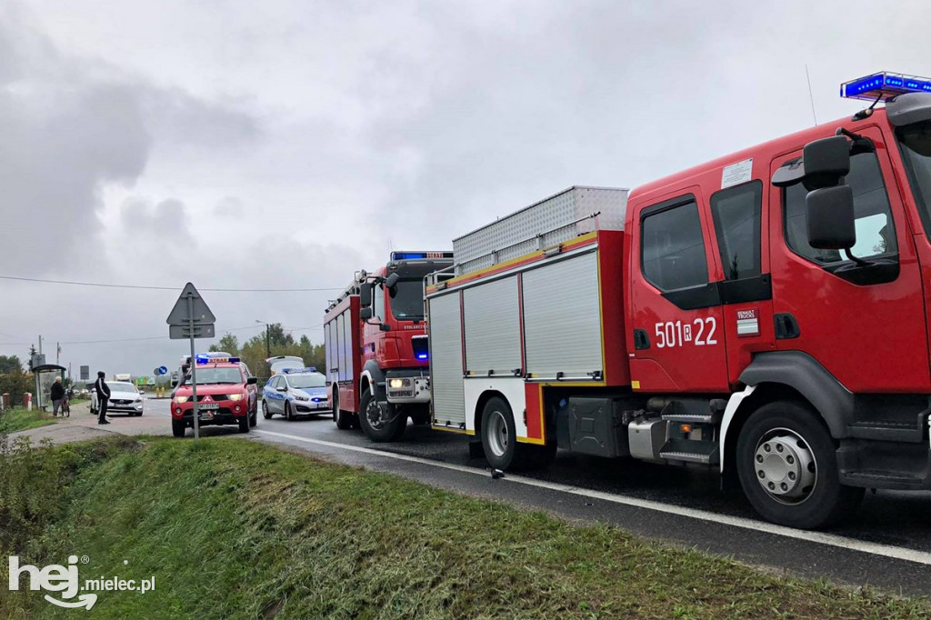 Wypadek na DW985. Droga zablokowana
