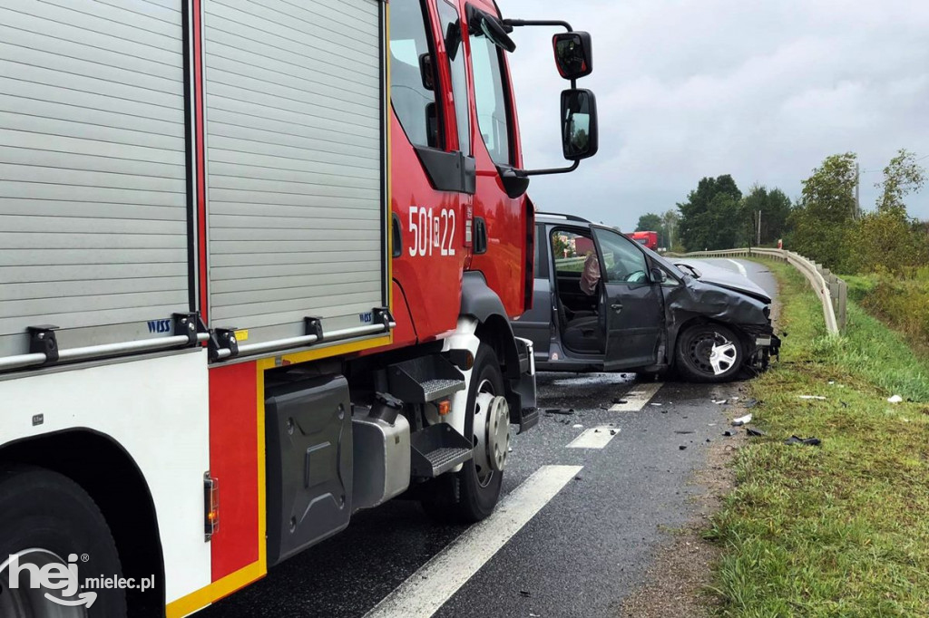 Wypadek na DW985. Droga zablokowana